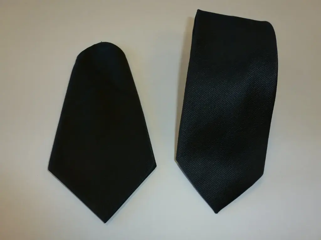 Corbata microfibra falso liso 8 cm y pañuelo. NEGRO