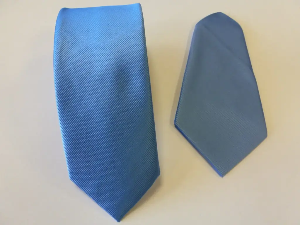 Corbata microfibra falso liso 8 cm y pañuelo azul celeste.