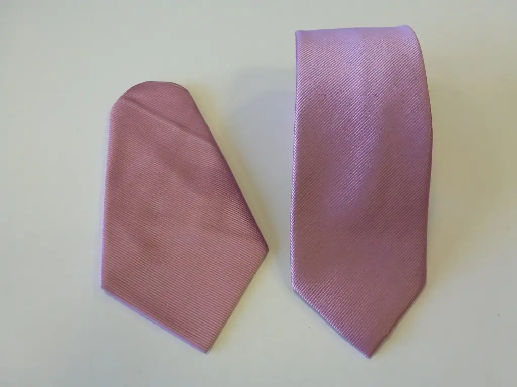 Corbata microfibra falso liso 8 cm y pañuelo malva claro.