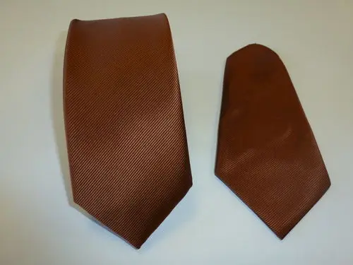 Corbata microfibra falso liso 8 cm y pañuelo marrón chocolate