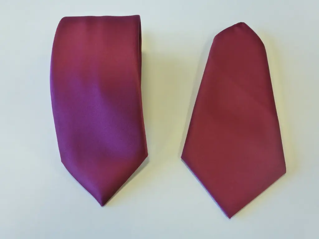Corbata raso 8 cm, pañuelo. Berenjena.