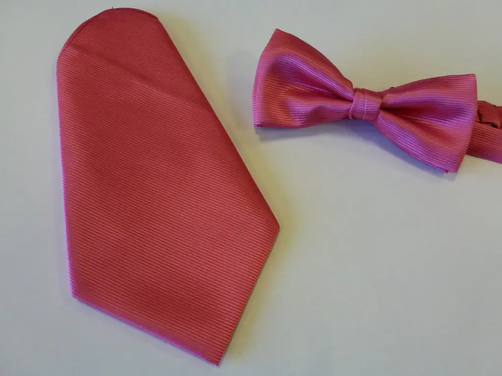 Fajín, pajarita y pañuelo caballero rosa chicle