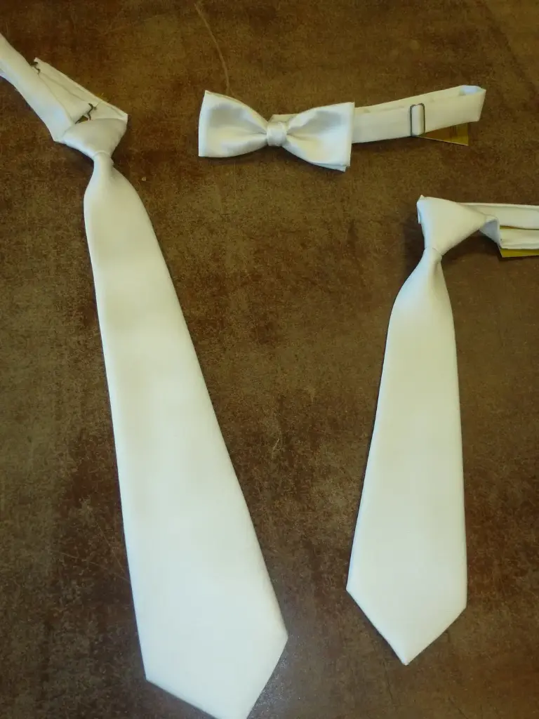 Nudo grande, pequeño, fajín, pajarita raso blanco