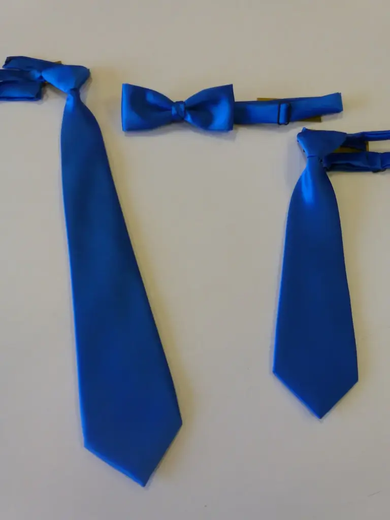 Nudo grande, pequeño, fajín, pajarita raso azulòn