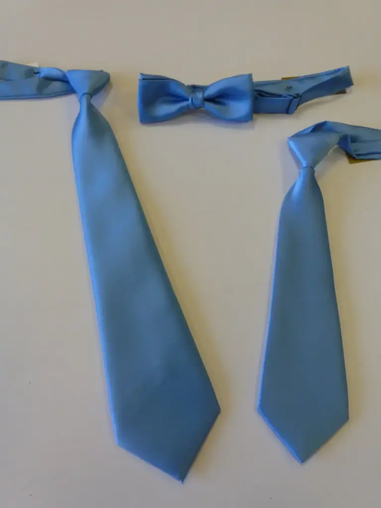 Nudo grande, pequeño, fajín, pajarita raso azul celeste