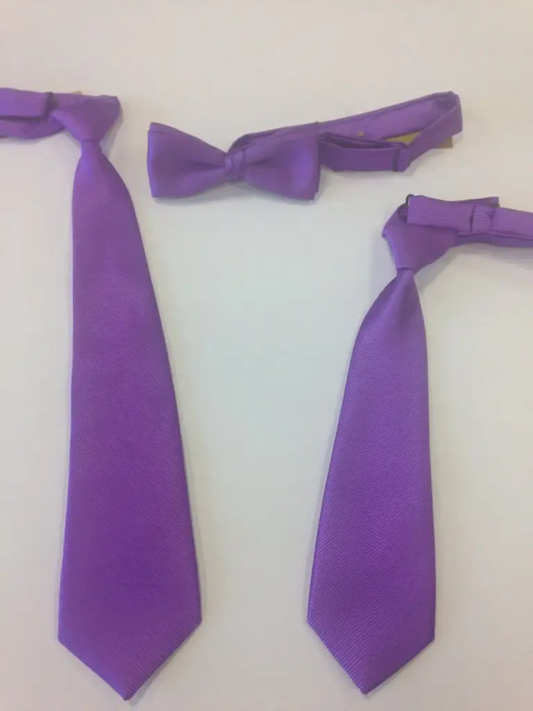Nudo grande, pequeño, fajín, pajarita raso morado