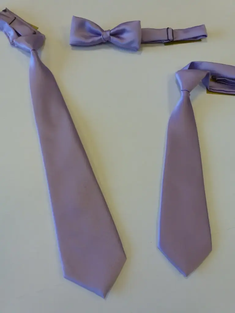 Nudo grande, pequeño, fajín, pajarita raso malva