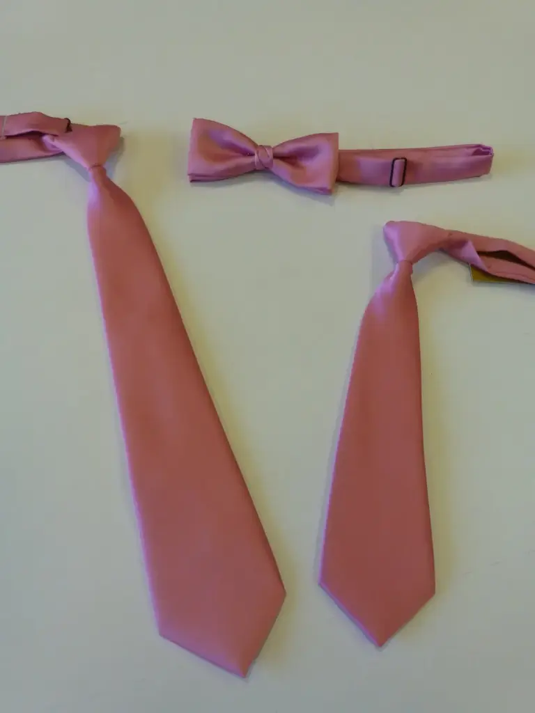 Nudo grande, pequeño, fajín, pajarita raso rosa chicle.