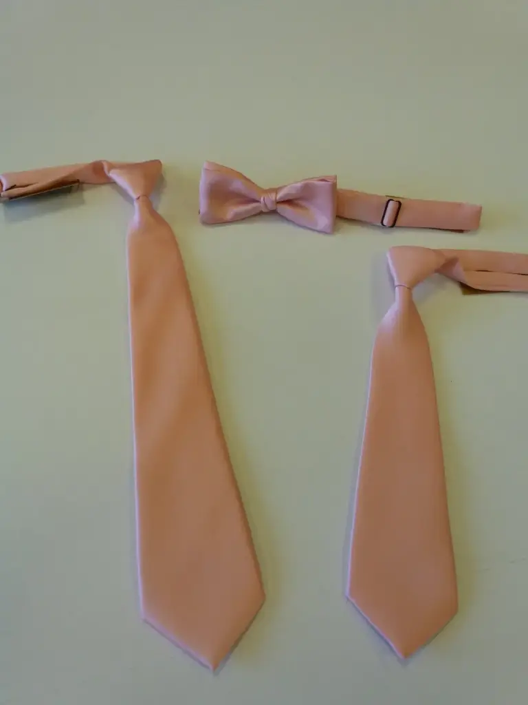 Nudo grande, pequeño, fajín, pajarita rosa