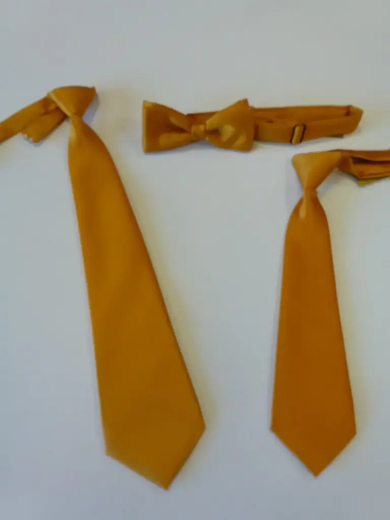 Nudo grande, pequeño, fajín, pajarita raso oro