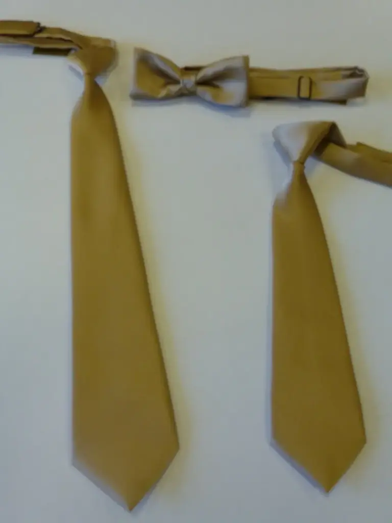 Nudo grande, pequeño, fajín, pajarita raso beig