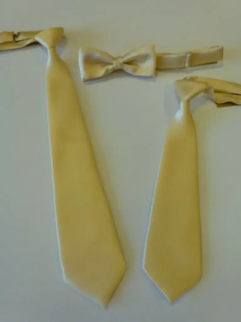 Nudo grande, pequeño, fajín, pajarita raso vainilla