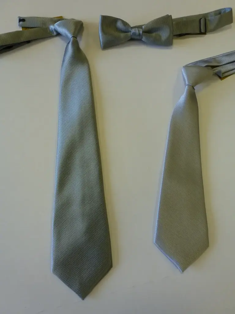 Nudo grande, pequeño, fajín, pajarita falso liso gris claro