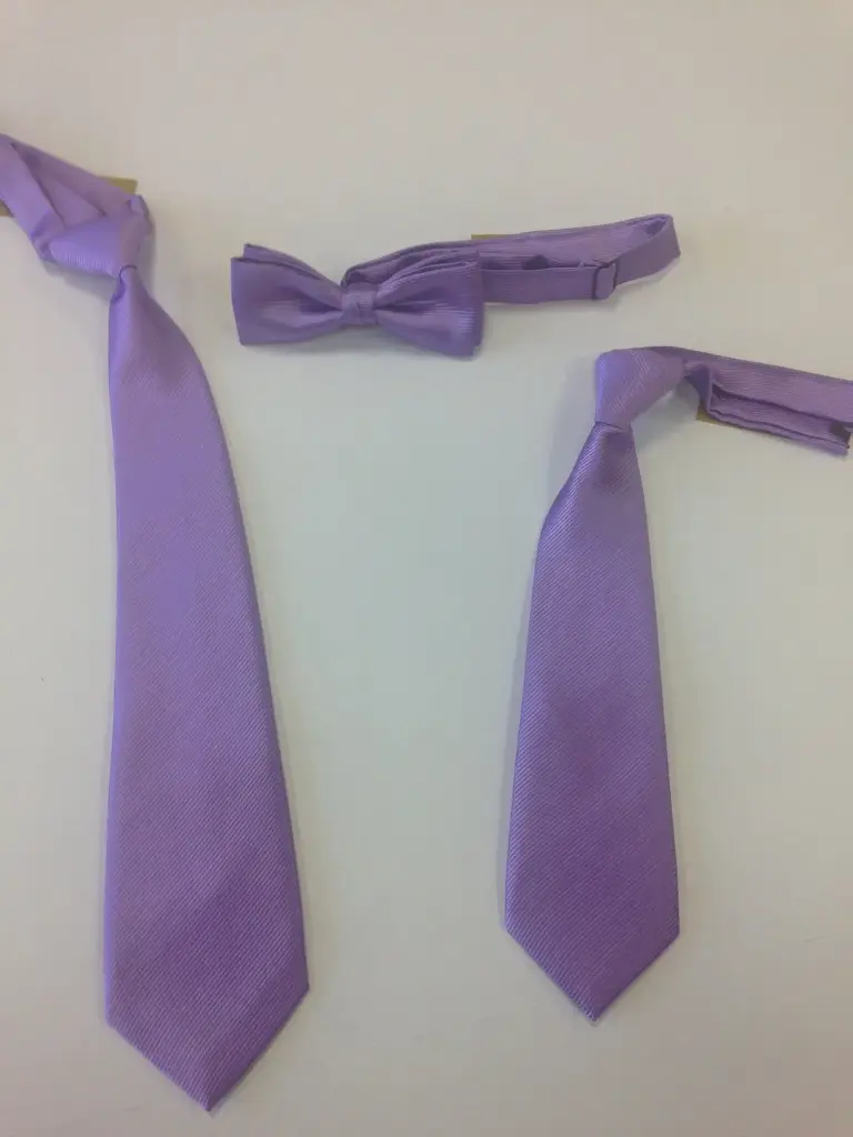 Nudo grande, pequeño, fajín, pajarita falso liso morado