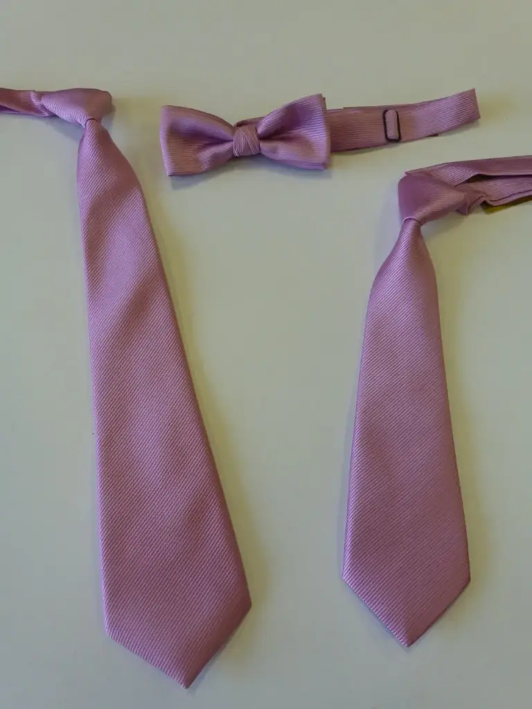 Nudo grande, pequeño, fajín, pajarita falso liso malva