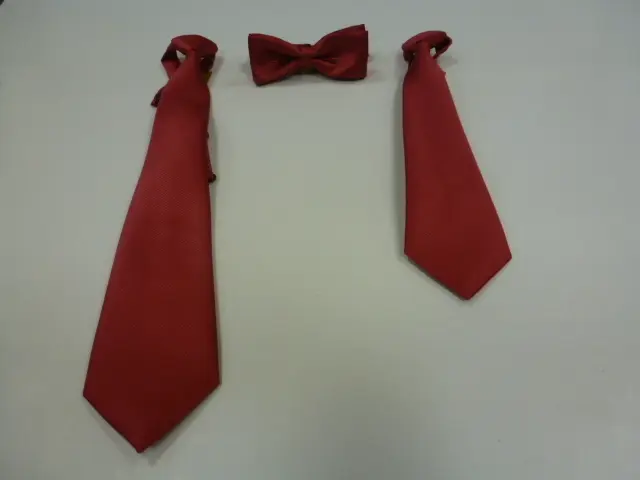 Nudo grande, pequeño, fajín, pajarita falso liso fresa