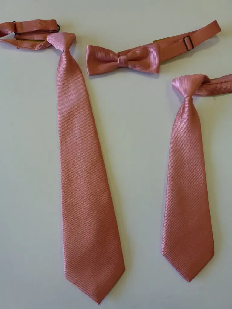 Nudo grande, pequeño, fajín, pajarita falso liso rosa