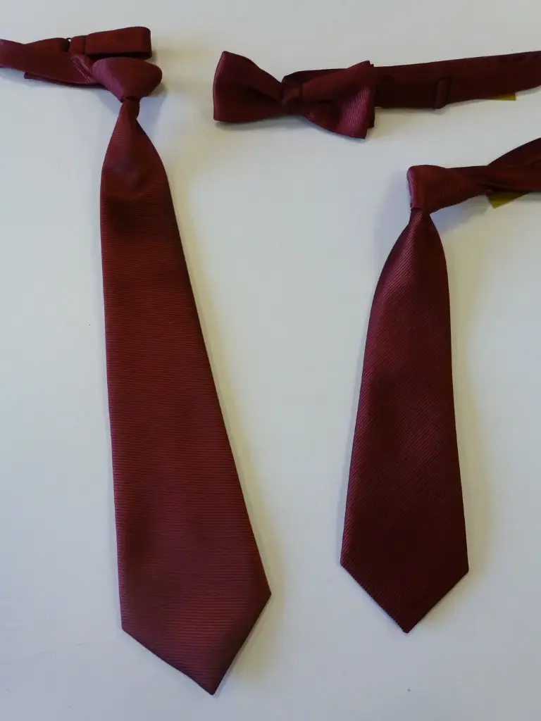 Nudo grande, pequeño, fajín, pajarita falso liso granate