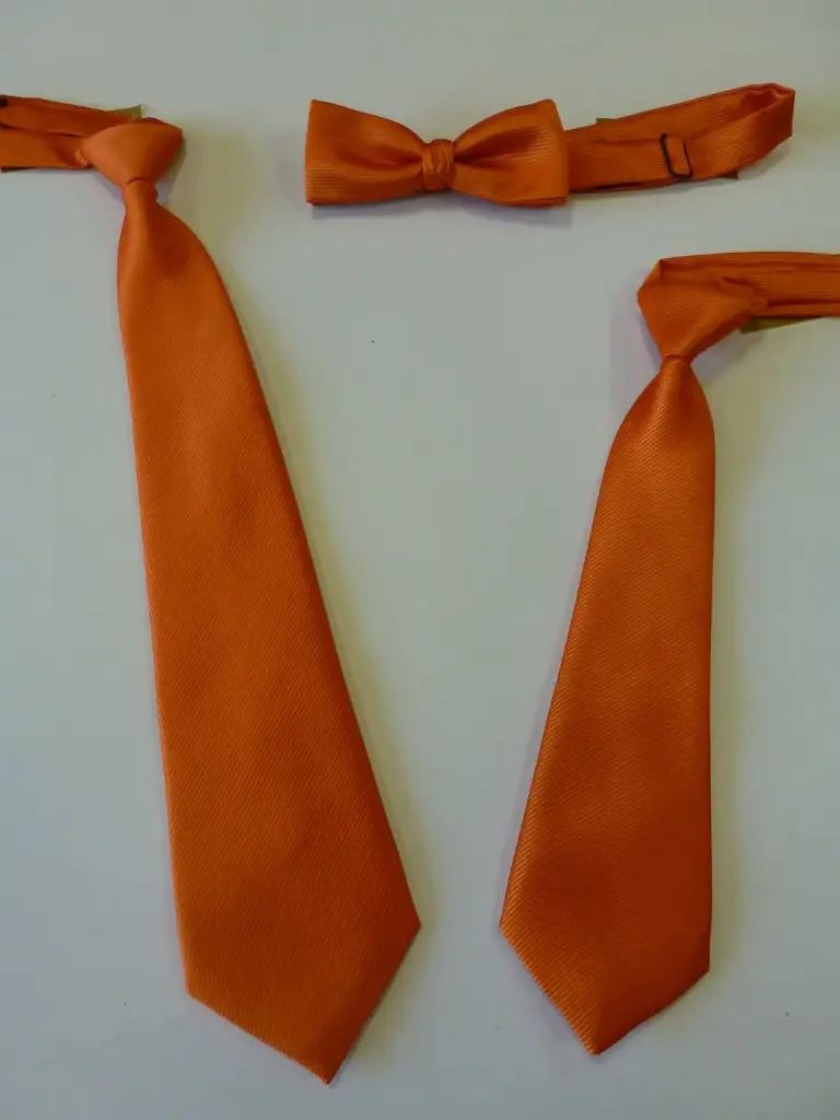 Nudo grande, pequeño, fajín, pajarita falso liso naranja