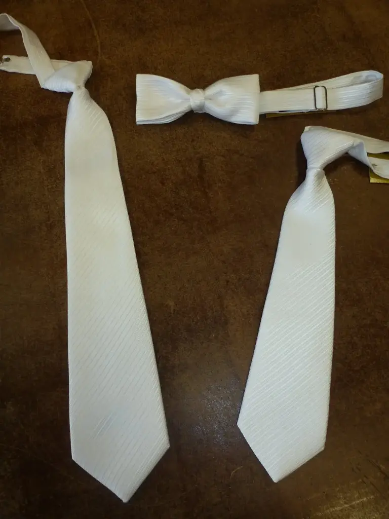 Nudo grande, pequeño, fajín, pajarita falso liso blanco