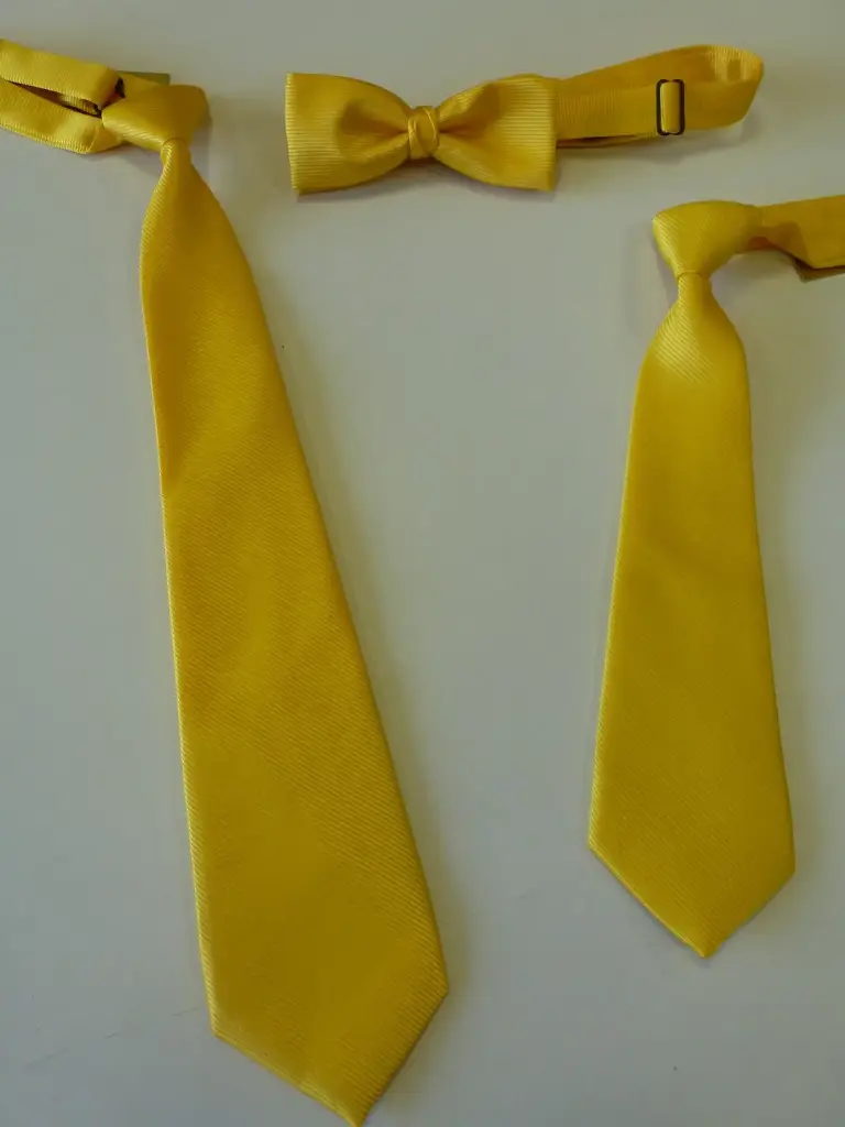 Nudo grande, pequeño, fajín, pajarita falso liso amarillo