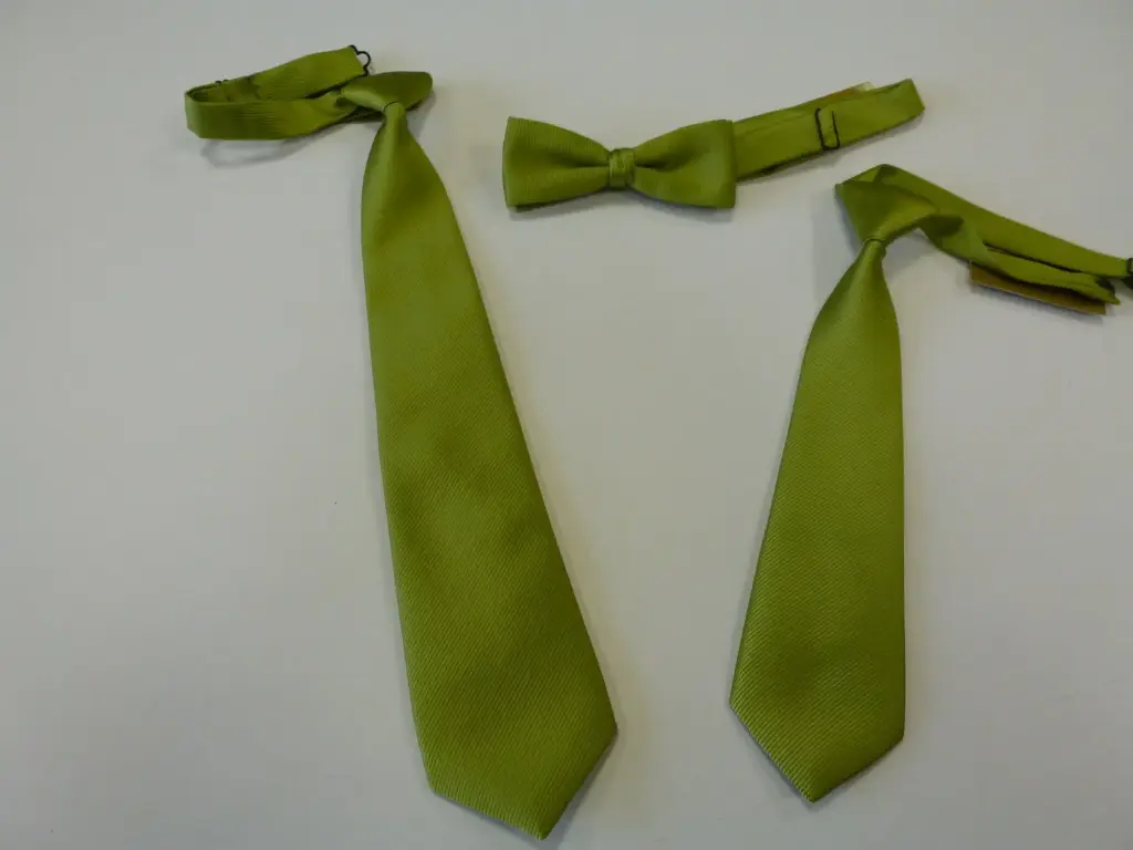 Nudo grande, pequeño, fajín, pajarita falso liso verde