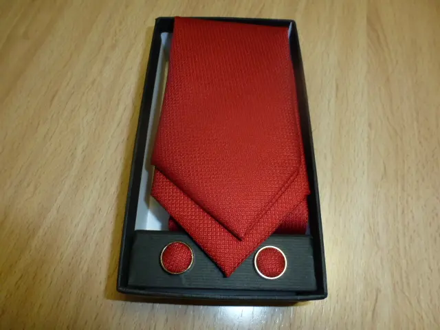 Conjunto corbata, pañuelo y gemelos