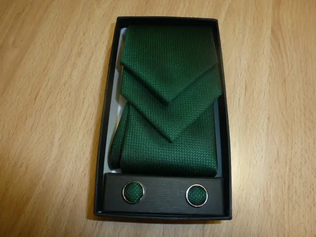 Conjunto corbata, pañuelo y gemelos