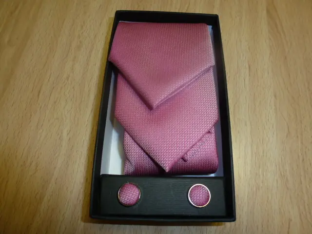 Conjunto corbata, pañuelo y gemelos