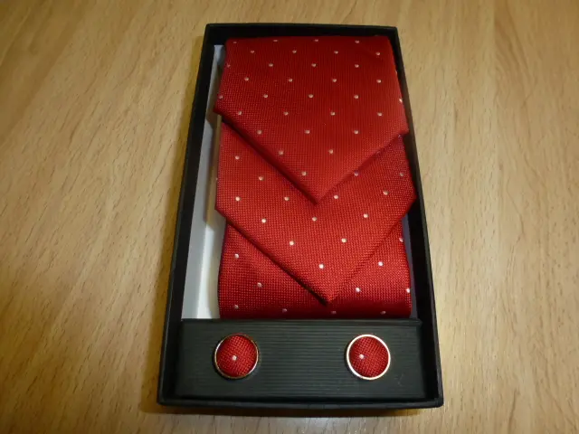 Conjunto corbata, pañuelo y gemelos