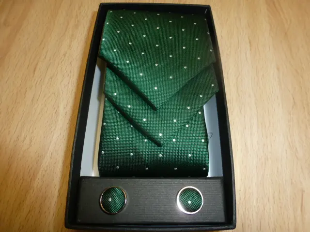 Conjunto corbata, pañuelo y gemelos