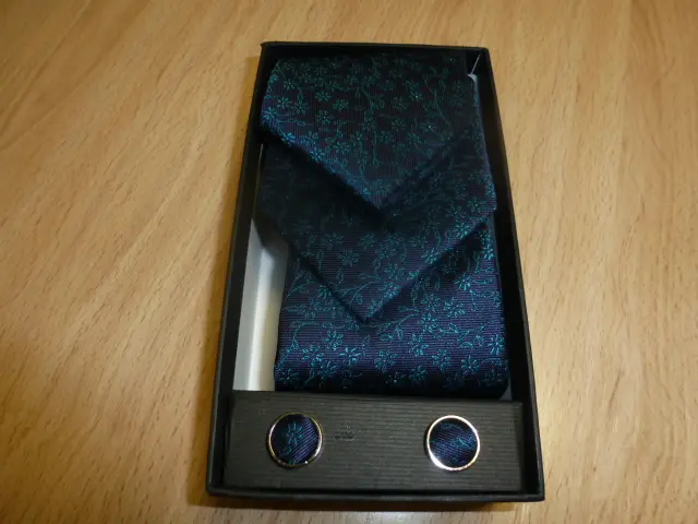 Conjunto corbata, pañuelo y gemelos