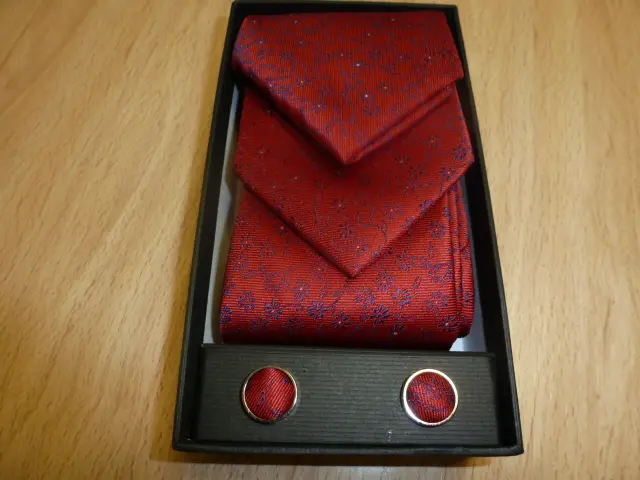 Conjunto corbata, pañuelo y gemelos