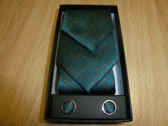 Conjunto corbata, pañuelo y gemelos