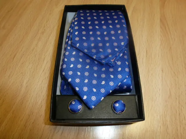 Conjunto corbata, pañuelo y gemelos