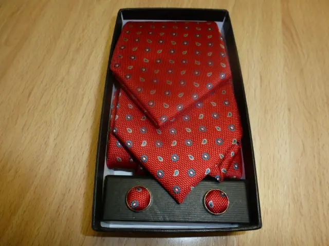 Conjunto corbata, pañuelo y gemelos