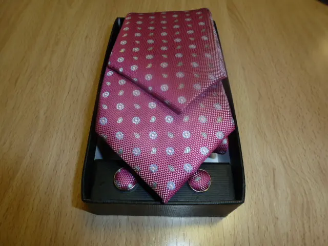 Conjunto corbata, pañuelo y gemelos