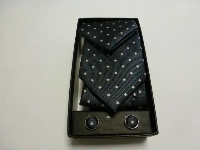 Conjunto corbata, pañuelo y gemelos