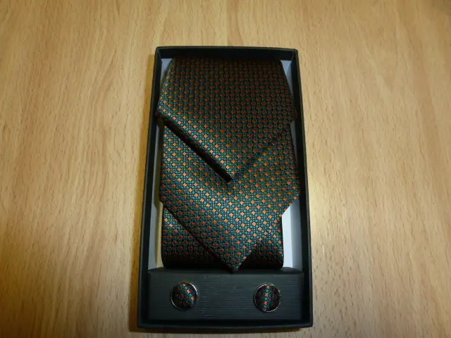 Conjunto corbata, pañuelo y gemelos