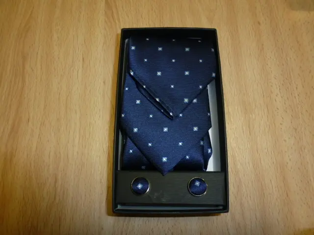 Conjunto corbata, pañuelo y gemelos