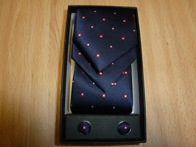 Conjunto corbata, pañuelo y gemelos