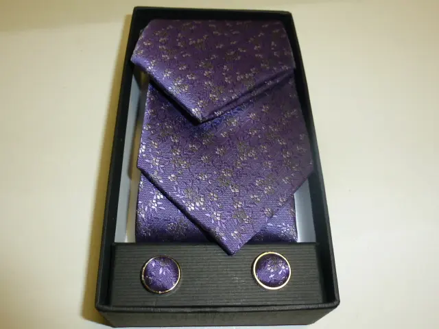 Conjunto corbata, pañuelo y gemelos