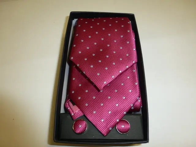 Conjunto corbata, pañuelo y gemelos