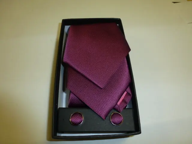 Conjunto corbata, pañuelo y gemelos