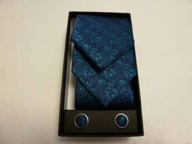 Conjunto corbata, pañuelo y gemelos