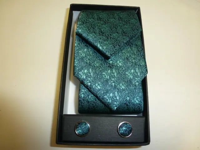 Conjunto corbata, pañuelo y gemelos