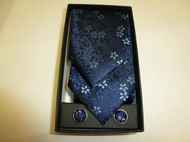 Conjunto corbata, pañuelo y gemelos