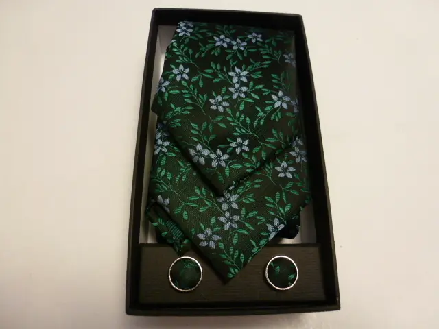 Conjunto corbata, pañuelo y gemelos