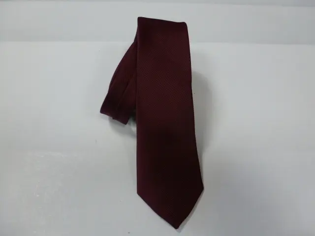 Corbata microfibra falso liso 6 cm. Burdeos oscuro