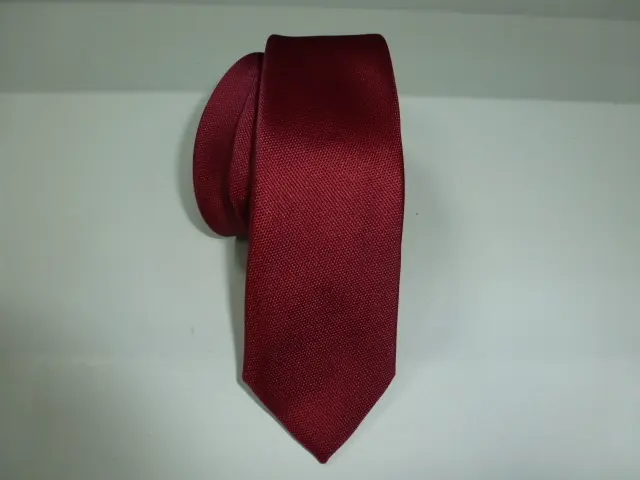 Corbata microfibra falso liso 6 cm. Granate